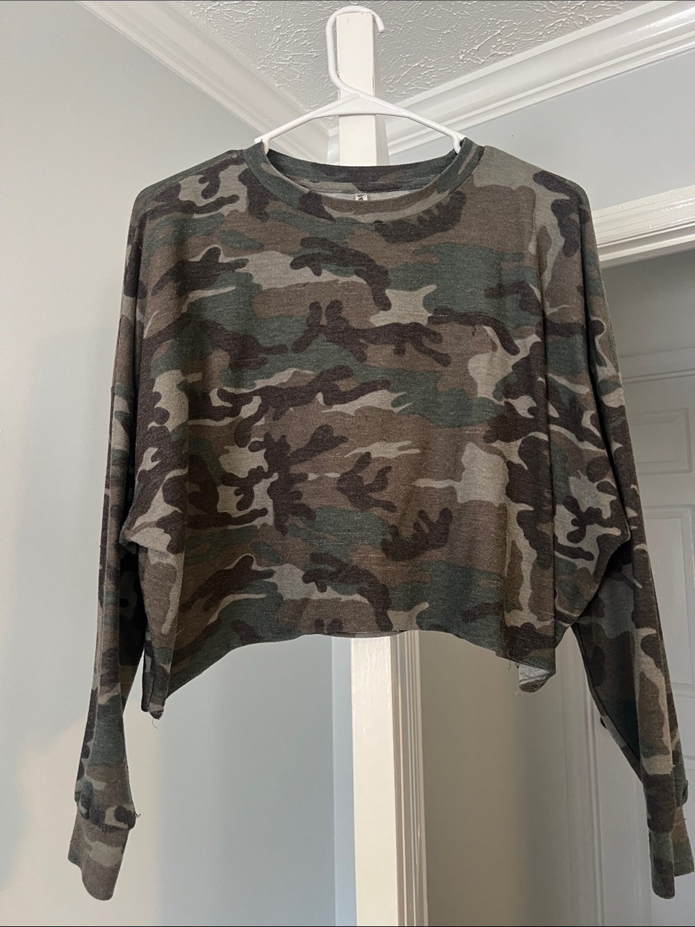 Tresics Camouflage Cropped Long-Sleeve Top - Green/Brown/Gray